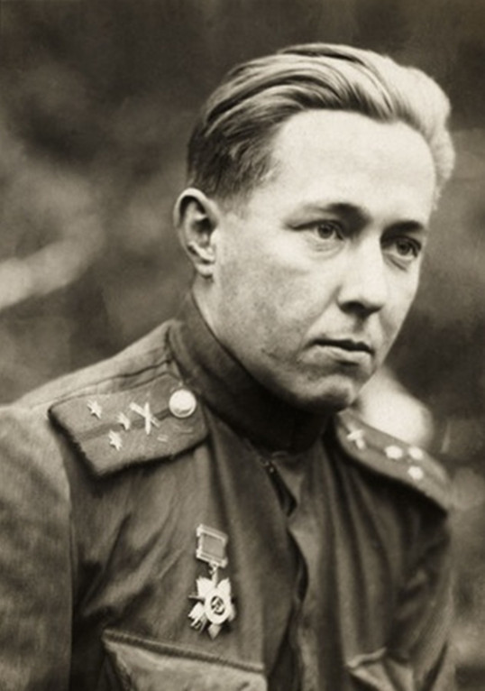 Sołżenicyn jako starszy porucznik. Zdjęcie z listopada 1943 roku.